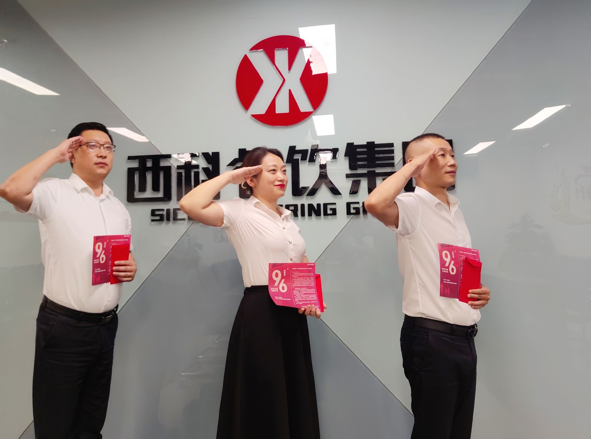 致敬最可爱的人 ——Cmp冠军餐饮治理集团建军节慰问在岗退役武士职工